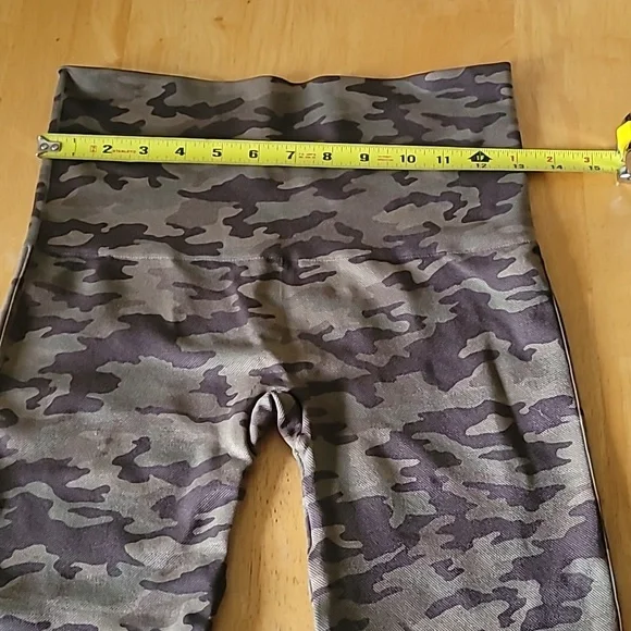 New SPANX Cropped Camo Leggings - Picture 4 of 7